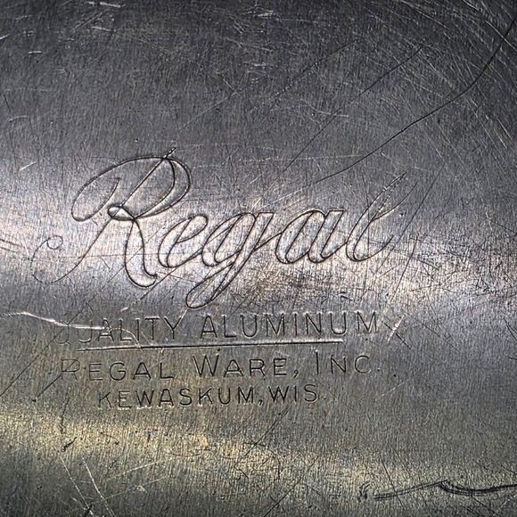 Regal Quality Aluminum Regal Ware Inc Cake Pie Carrier w/Working Locks USA Made - Picture 3 of 13